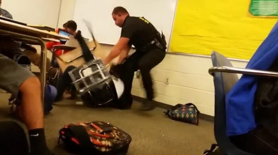 美国白人警察再次上演暴力执法 将黑人女学生在教室内拖拽