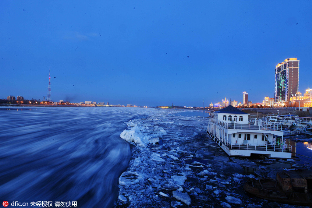 黑龙江黑河段开江跑冰排蔚为壮观 硕大流冰犹如中国地图