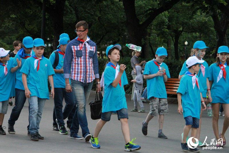 莫斯科儿童庆祝“六一”儿童节（人民网记者华迪摄）1