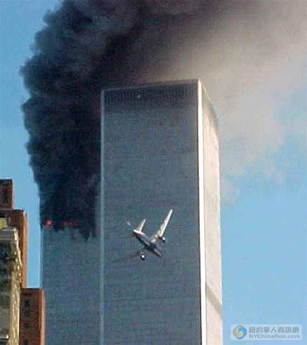 图为9·11事件中,飞机撞向大楼前的一瞬间.