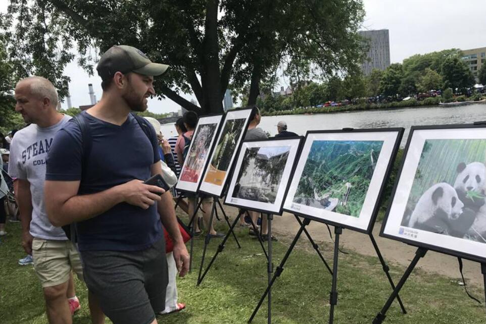 中国旅游图片在哈佛大学举办首展 吸引美国市民关注