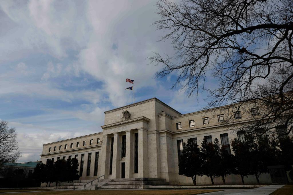 美联储“鹰派”转向或威胁全球金融稳定和债务安全