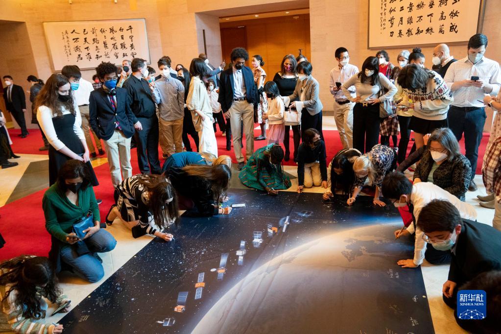 中国驻美使馆举办神舟十三号航天员乘组与美国青少年问答活动