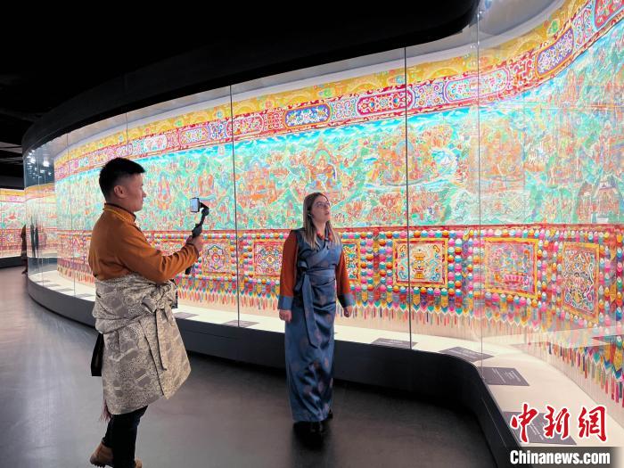 着藏服、画唐卡 中外文旅达人体验藏文化艺术