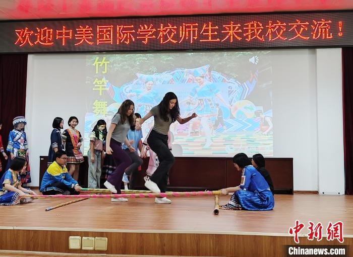 唱山歌跳竹竿舞 美国学生桂林体验壮族民俗文化
