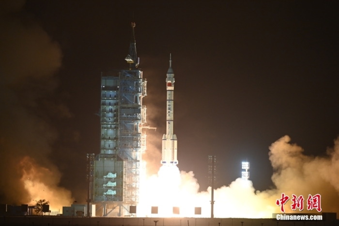 據中國載人航天工程辦公室消息，北京時間2024年4月25日20時59分，搭載神舟十八號載人飛船的長征二號F遙十八運載火箭在酒泉衛星發射中心成功發射。汪江波 攝