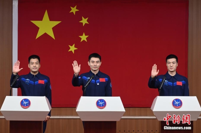 4月24日11時，葉光富、李聰、李廣蘇3名航天員在酒泉衛星發射中心問天閣與中外媒體記者集體見面。汪江波 攝