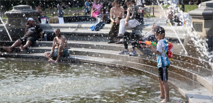 美国东部连日高温纽约民众喷泉旁解暑
