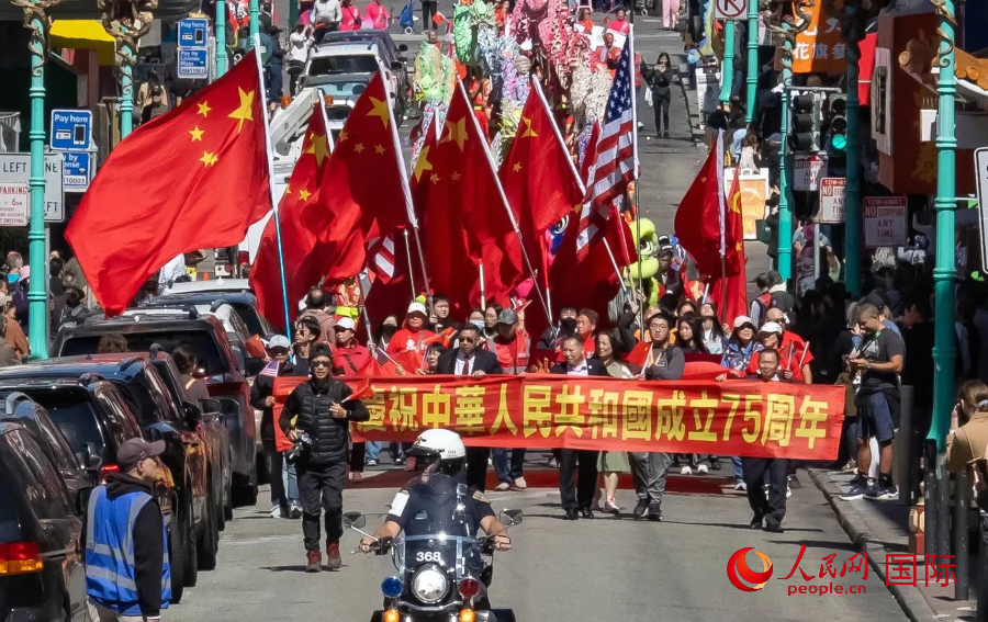 旧金山市警车开道，各界华人庆祝中华人民共和国成立75周年游行。人民网记者 邓圩摄