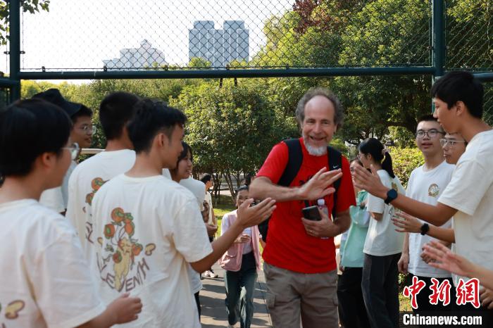 10月11日，辛辛那提—柳州姐妹城市委员会主席约瑟夫与柳州学生互动。　林馨 摄