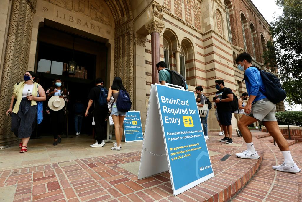 2021年9月23日，学生们进入美国加州大学洛杉矶分校图书馆。新华社发