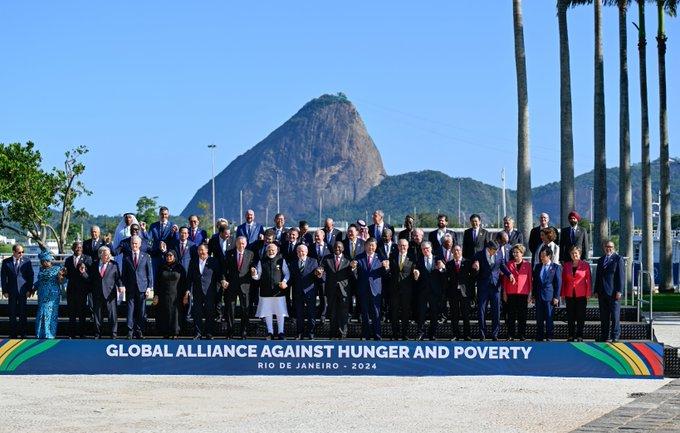 当地时间11月18日，二十国集团(G20)领导人在巴西里约热内卢合影。图片来源：中国外交部副部长华春莹社交媒体