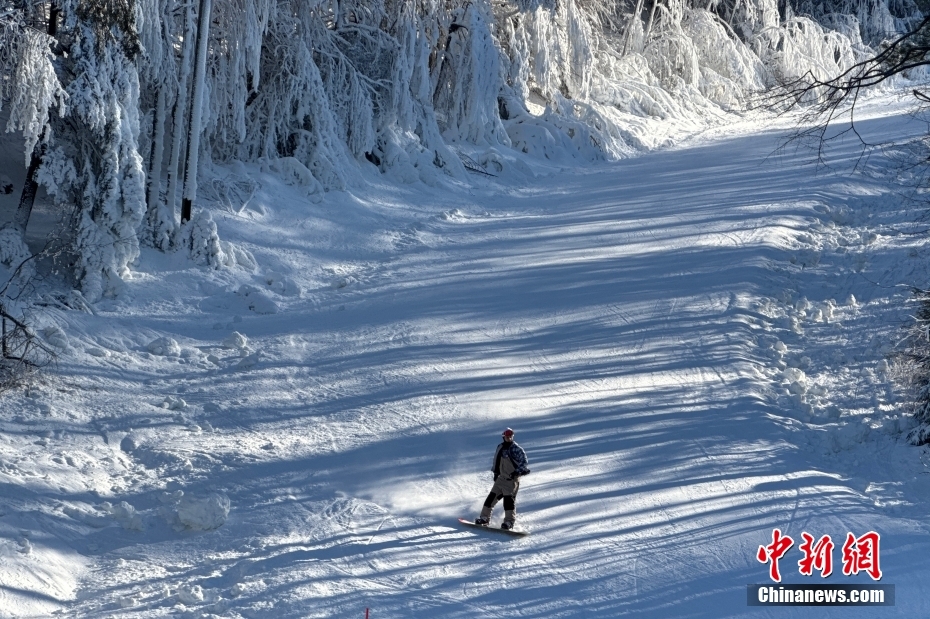 当地时间12月27日，美国宾夕法尼亚州蓝山滑雪场，人们在雪道上滑雪。12月以来，美国东北部进入雪上运动旺季。