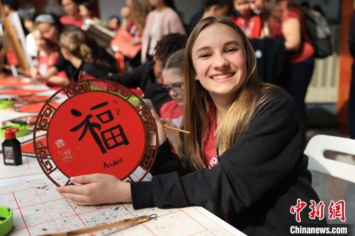 美国青少年学写中国书法。　(穗团宣 供图)