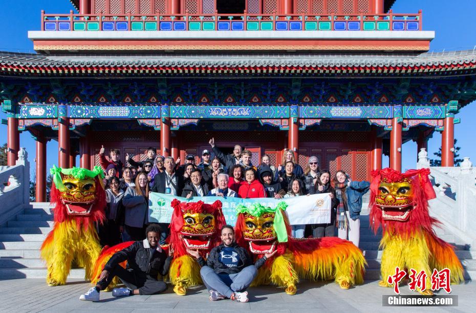 1月6日，美国艾奥瓦州青年学生代表团一行在雄安新区容东片区金湖公园观看舞狮表演。中新社记者 韩冰 摄