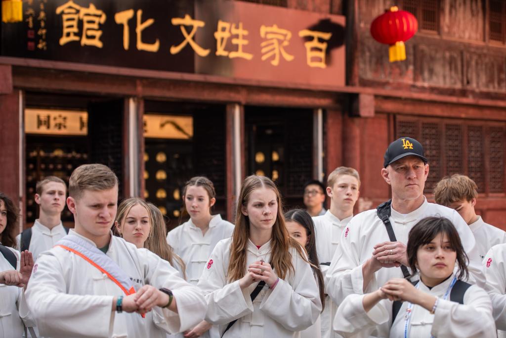 2024年3月22日，美国华盛顿州中学生代表团成员在武当山学习如何抱拳。新华社记者 伍志尊 摄