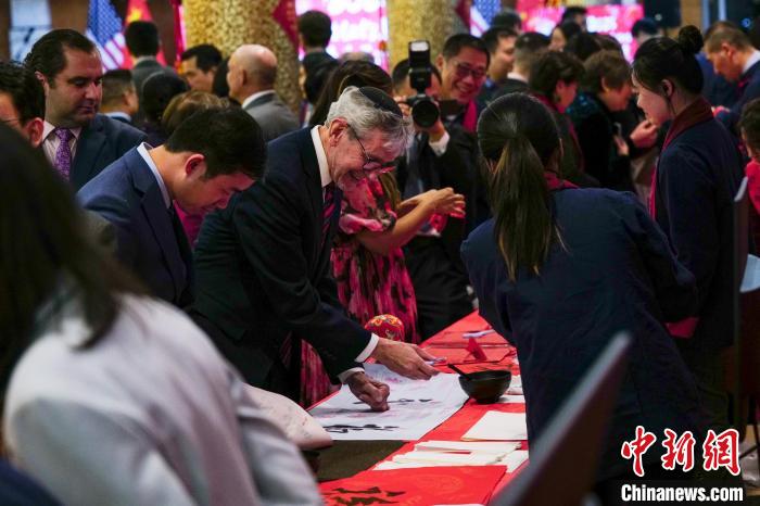 当地时间1月23日，在中国驻纽约总领事馆举办的春节招待会上，恭王府博物馆2025年春节海外活动拉开帷幕。图为嘉宾在现场拓印福字。　中新社记者 王帆 摄