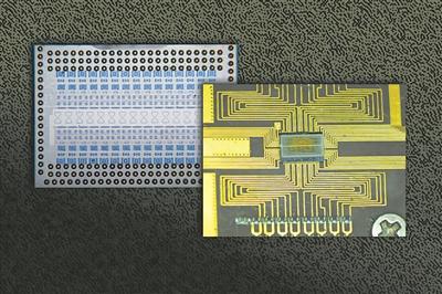 通过在芯片背面粘贴一层薄薄的图案化材料，研究人员制作出了一种更高效且可扩展的基于芯片的太赫兹波发生器。图片来源：美国麻省理工学院