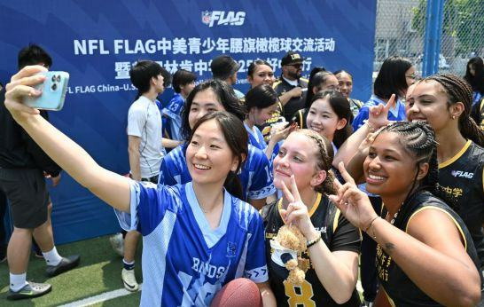 美国林肯中学女子腰旗橄榄球队到访北京十一学校