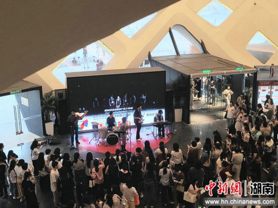 现场人气高涨。