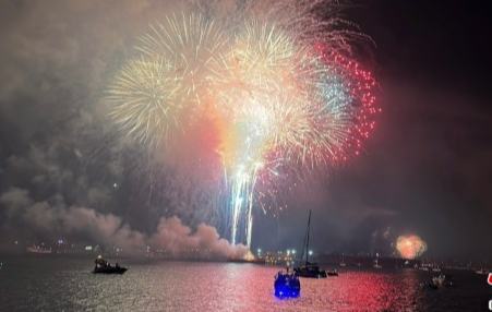 美国圣迭戈举行海上烟花秀