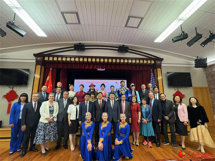 内蒙古代表团与现场嘉宾合影（第二排左七为中国驻旧金山总领事张建敏，左八为内蒙古自治区副主席奇巴图）。人民网记者 邓圩摄