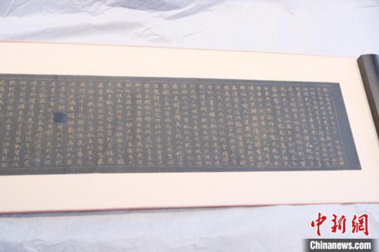 4月22日，《王詒壽楷書贈譚獻官皖中序橫幅》(局部)。曹丹 攝