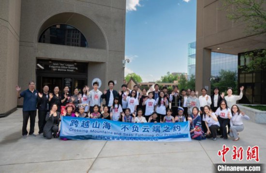 云南麻栗坡师生与CYOC青少年代表合影。云南海外联谊会供图