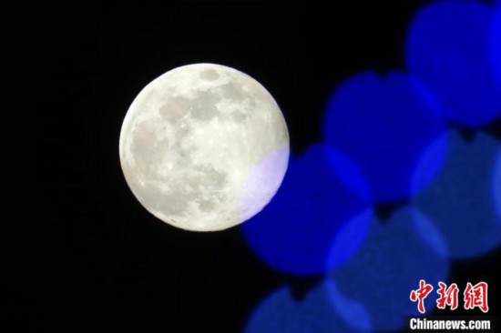 資料圖：夜空中的超級月亮。中新網記者 孫自法 攝