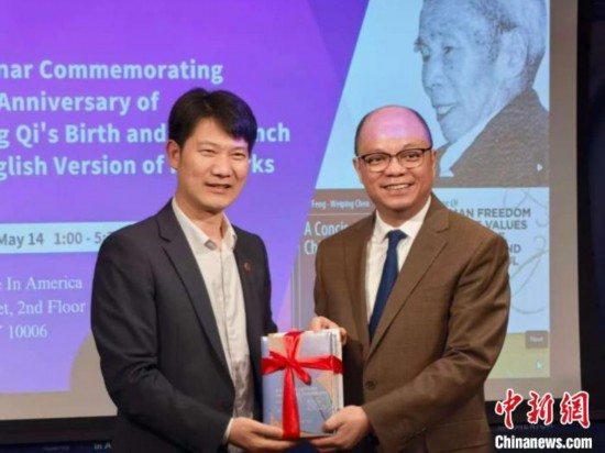 华东师范大学副校长吴健代表华东师范大学，向华美协进社、中国驻纽约总领事馆及哥伦比亚大学教育学院赠送《冯契文集》及两部英译本。(华东师范大学供图)