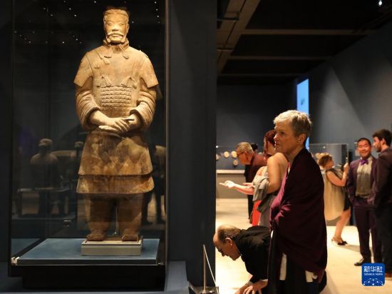 5月22日，嘉賓在美國加利福尼亞州奧蘭治縣寶爾博物館欣賞兵馬俑展品。新華社發（邱晨攝）