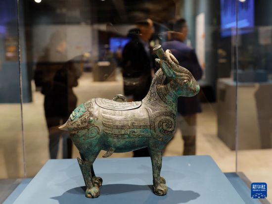 5月22日，一件中國古代青銅器在美國加利福尼亞州奧蘭治縣寶爾博物館展出。新華社發（邱晨攝）