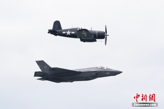 图为美国海军陆战队F-35B演示小组与美国二战时期主力战机共同展示。中新社记者 廖攀 摄