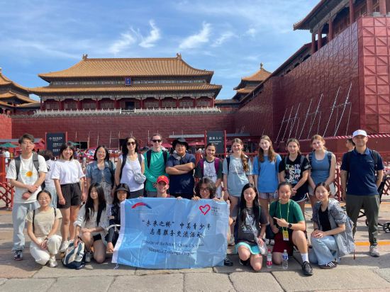 6月5日，美国新泽西州格伦罗克高中师生与中国学生一起在故宫参访。（主办方供图）