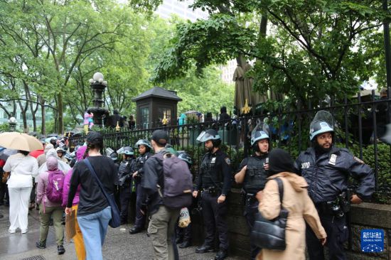 6月14日，美國紐約市曼哈頓中城布賴恩特公園，警察在抗議現場執勤。 新華社記者 劉亞南 攝