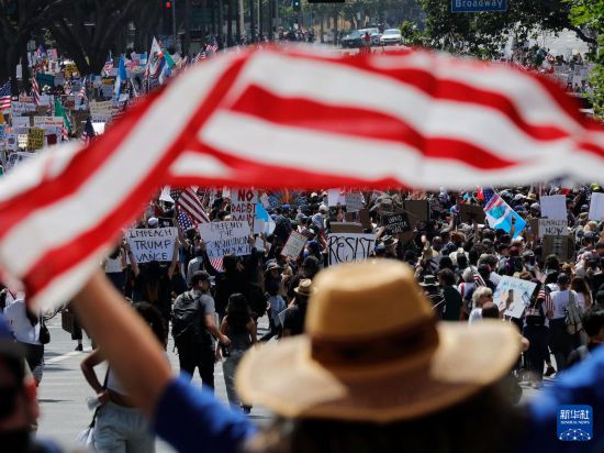 6月14日，美國加利福尼亞州洛杉磯市中心，人們參加 “不要國王”抗議活動。 新華社發 （邱晨攝）