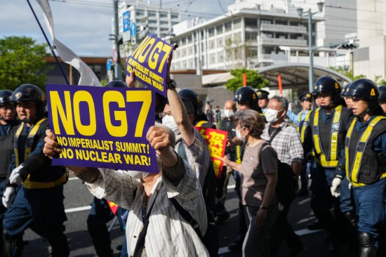 這張2023年5月20日的資料照片顯示，民眾在日本廣島參加游行反對七國集團峰會。新華社記者 張笑宇 攝