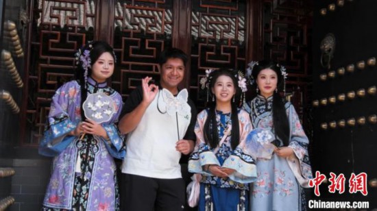 美国青年和穿汉服的游客合影。平遥县融媒体中心 提供