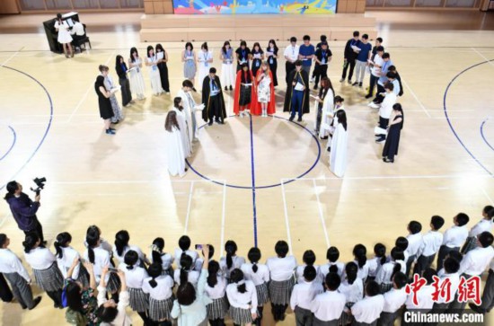 圖為代表團一行參觀北京四中雄安校區並進行表演交流。中新社記者 韓冰 攝 