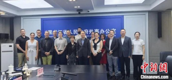 美国冰球协会代表团在黑龙江省人民政府外事办公室合影。黑龙江省人民政府外事办公室 供图
