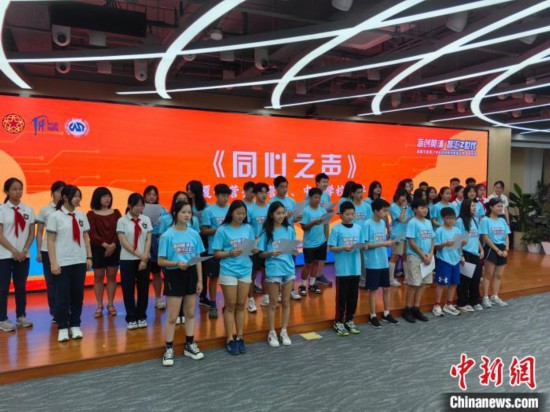 7月2日，美国华裔青少年科技创新探索夏令营结营仪式在上海举行。图为中美青少年共唱《同心之声》。　范宇斌 摄