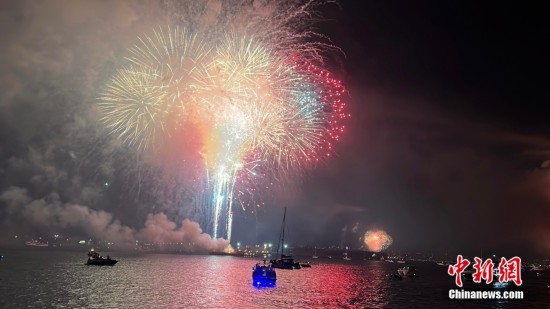 当地时间7月4日晚，美国加利福尼亚州南部城市圣迭戈举行海上烟花秀，五彩斑斓的烟花点亮夜空、映照海面。