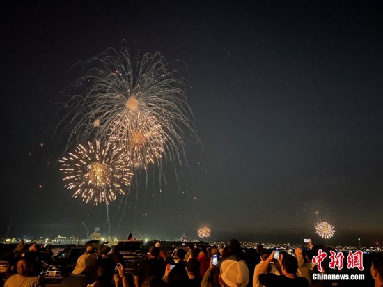 当地时间7月4日晚，美国加利福尼亚州南部城市圣迭戈举行海上烟花秀，五彩斑斓的烟花点亮夜空、映照海面。中新社记者 张朔 摄 