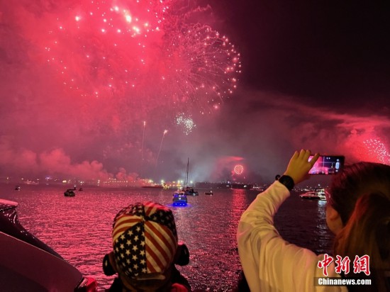 当地时间7月4日晚，美国加利福尼亚州南部城市圣迭戈举行海上烟花秀，五彩斑斓的烟花点亮夜空、映照海面。