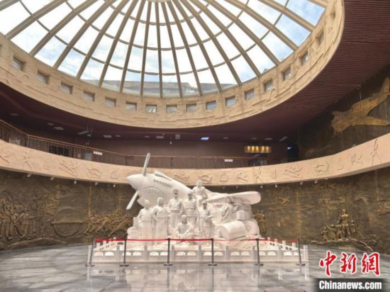 6月26日，一座汉白玉大理石雕刻而成的飞虎队群雕矗立在桂林飞虎队纪念馆中央。中新社记者 杨陈 摄