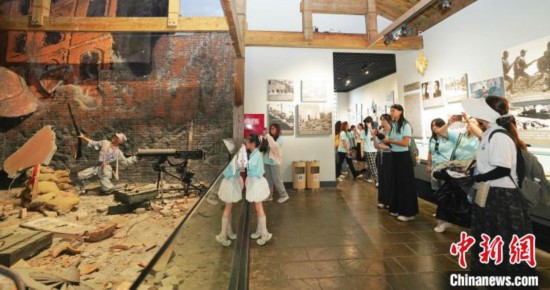 9日，美国华裔青少年参访位于四川大邑县的建川博物馆聚落。肖蓉 摄