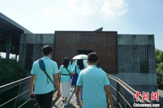 9日，美国华裔青少年参访位于四川大邑县的建川博物馆聚落。陈选斌 摄