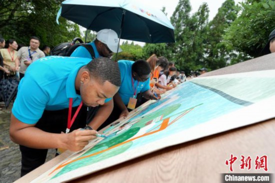 10日，中美青少年代表在福州携手共绘《鼓岭缘·和平之约》画作。中新社记者王东明摄