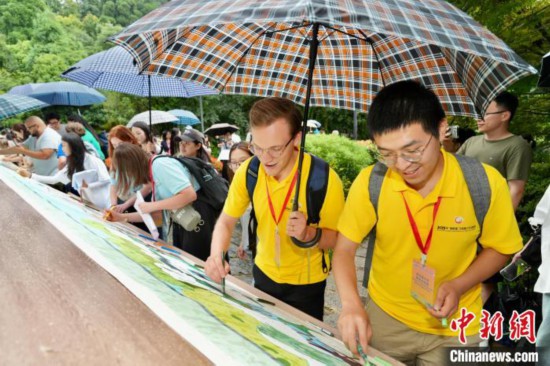 10日，中美青少年代表在福州携手共绘《鼓岭缘·和平之约》画作。中新社记者王东明摄