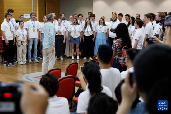 7月14日，在中国交响乐团，犹他谷大学合唱团在演唱。